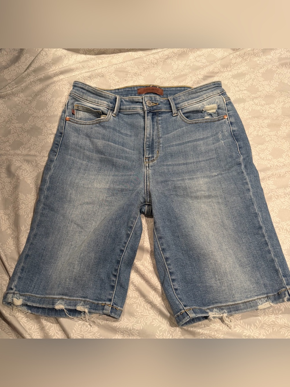 Judy Blue Denim Shorts Women’s L Light Wash Distressed Bermuda Cutoff Frayed